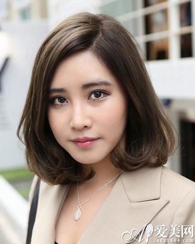 蓬松发型职业女性
