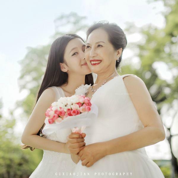 长大后我也要和麻麻拍这样的婚纱照~！