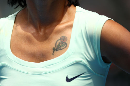运动员李娜胸部心形玫瑰纹身图案