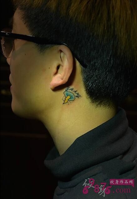 乌云闪电耳后小清新纹身
