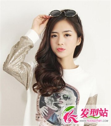 女生偏分长发魅力发型 大方得体优雅时尚的发型