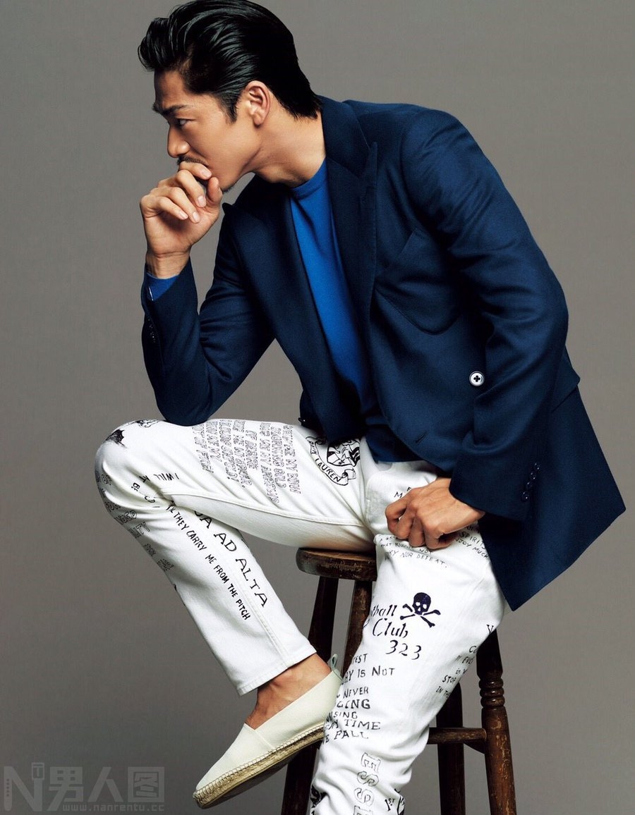 日本人气组合EXILE及EXILE THE SECOND的成员AKIRA为杂志拍摄套图
