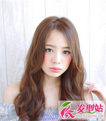 女生偏分长发魅力发型 大方得体优雅时尚的发型
