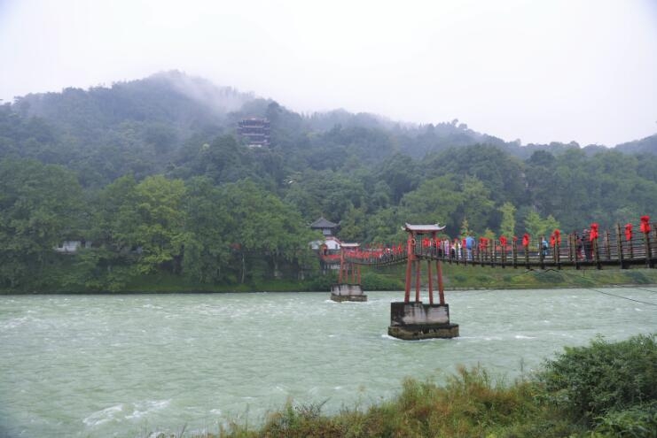 雨雾后的都江堰图片