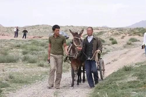 娱乐圈最穷巨星:古天乐 与希望小学的孩子在一起