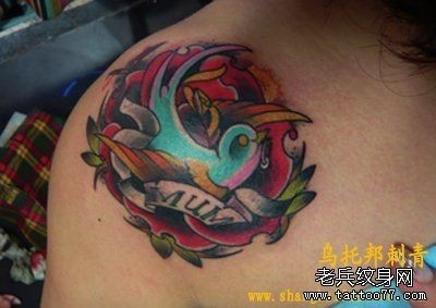女人肩部一幅燕子玫瑰花纹身图片