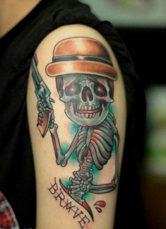 手臂上个性创意彩绘骷髅手枪纹身图案