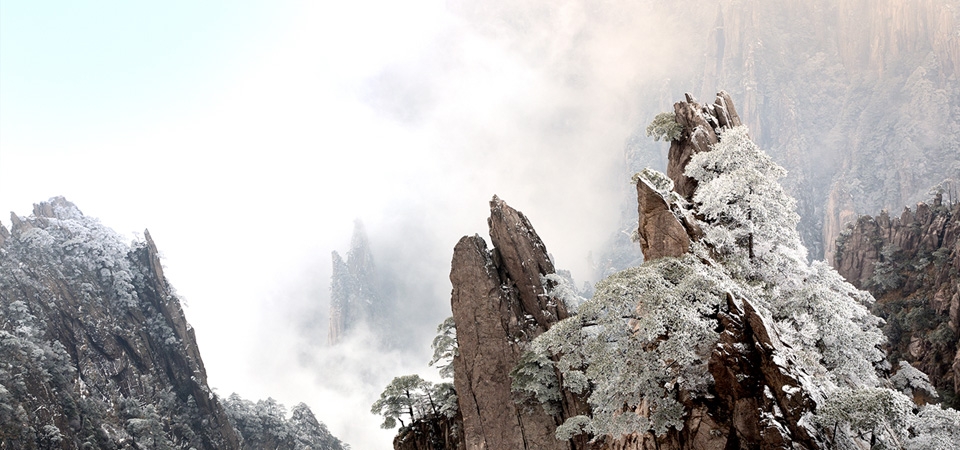 小寒 安徽晨雾中的黄山风景桌面壁纸