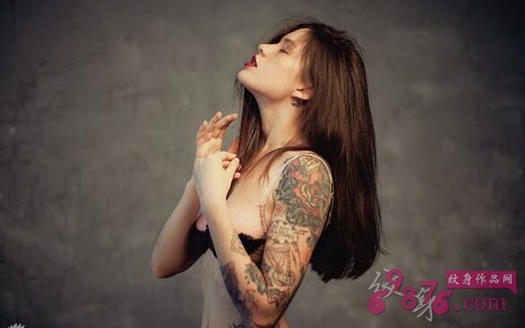 性感俄罗斯美女个性花臂纹身图片