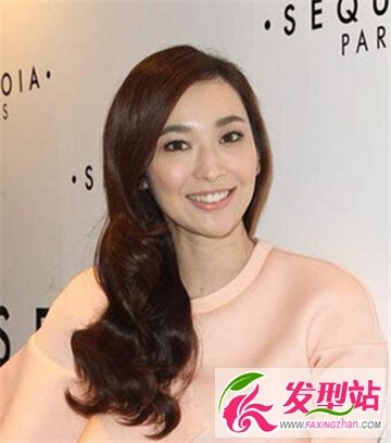女生偏分长发魅力发型 大方得体优雅时尚的发型