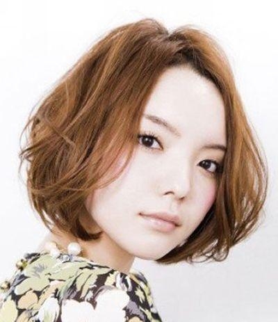 适合大脸女人的发型  十分的修饰脸型