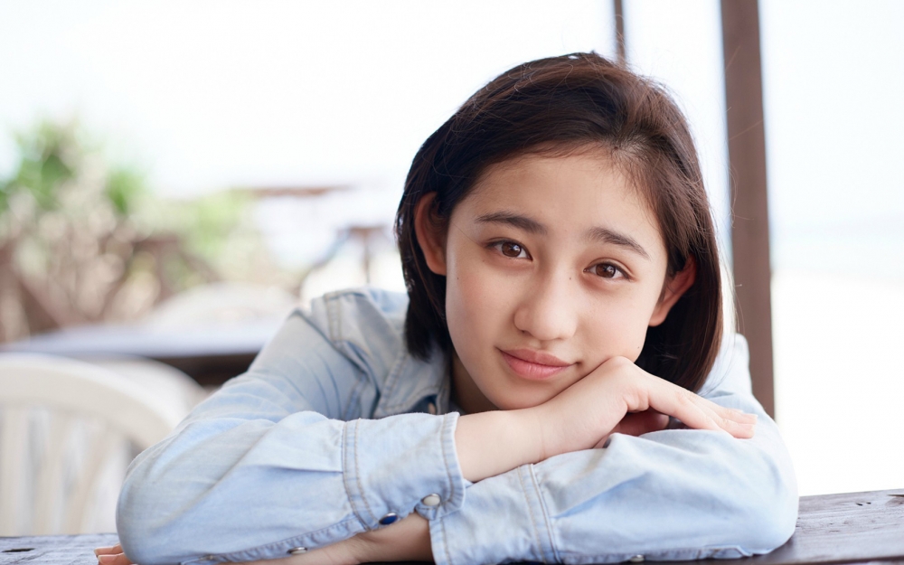 清新短发美女写真图片桌面壁纸