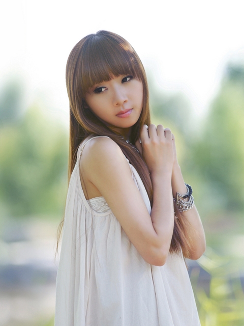 夏季清凉养眼的清纯美女野外写真手机壁纸