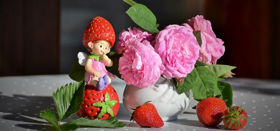 玫瑰花，草莓，小天使，可爱雕像，鲜花，可爱桌面壁纸