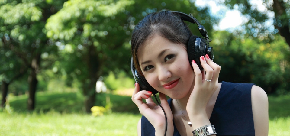 漂亮美女 绿色树林 耳机 桌面壁纸