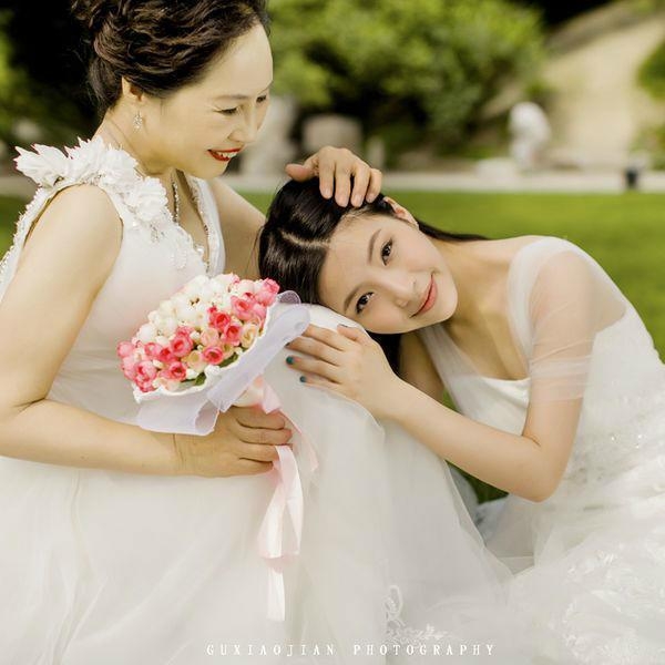 长大后我也要和麻麻拍这样的婚纱照~！