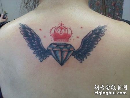背部长翅膀的钻石纹身图案