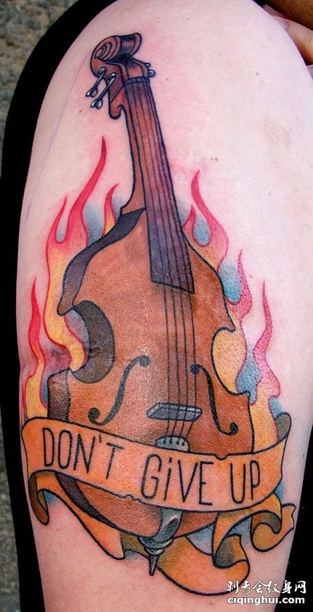 大臂吉他火焰纹身图案
