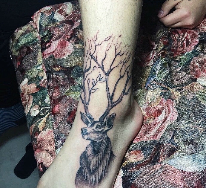 脚背上的可爱小鹿纹身图案