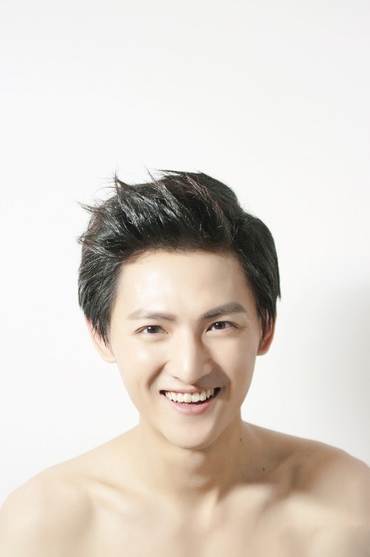 李昶锁骨微露极富质感性感写真曝光