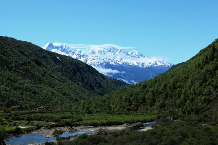 蓝天白云下美丽的四川康定风景图片