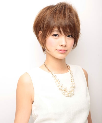 日系女生蓬松短发发型图片