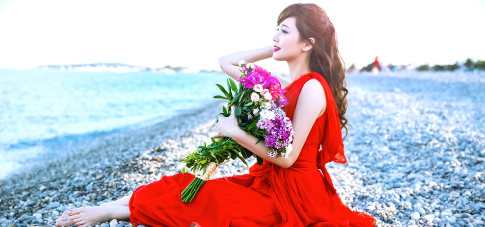 金莎,红色裙子,鲜花,高跟鞋,海边,沙滩,唯美写真,桌面壁纸