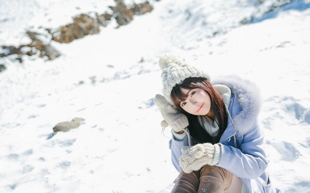 清新雪景唯美冬日美女写真电脑桌面壁纸