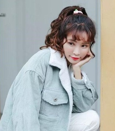 韩国女生甜美卷发发型