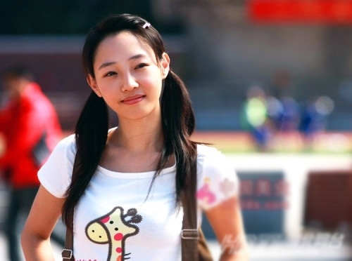 全智贤林允儿宋茜佐佐木希景甜 中日韩双辫子美女发型图片