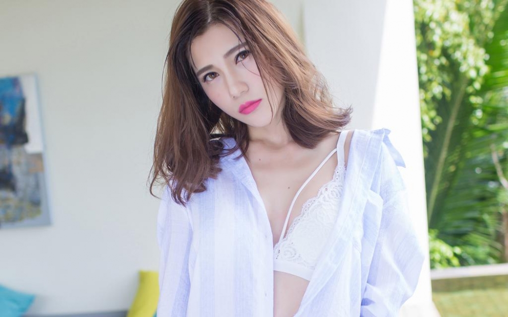 性感白色衬衫衣美女诱惑