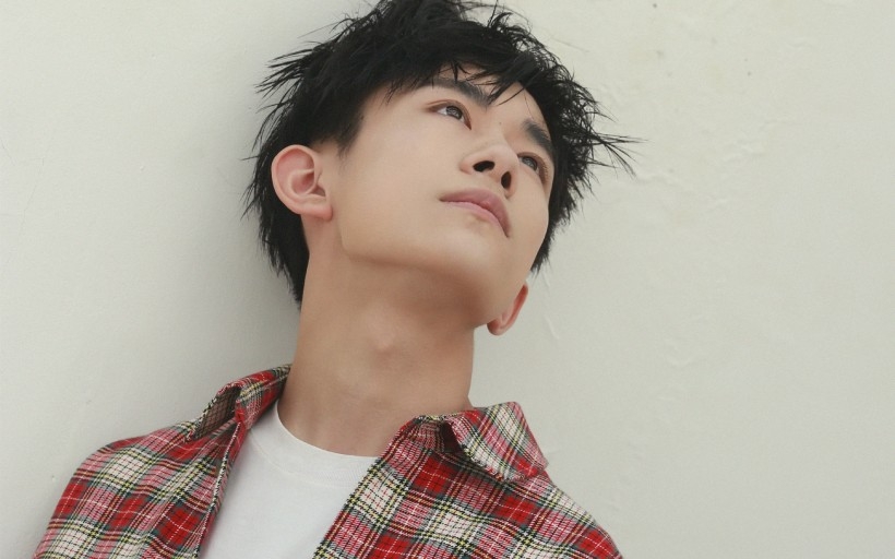 TFBOYS易烊千玺帅气桌面壁纸