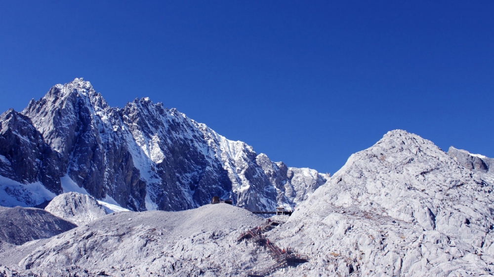 高山下的雪山风景唯美高清图片