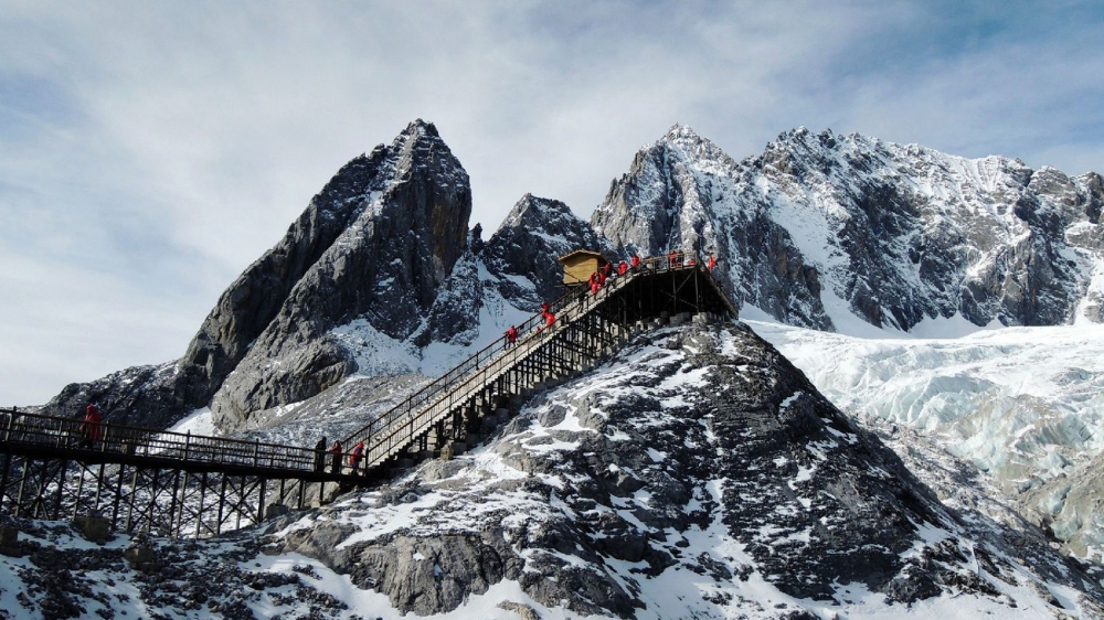 高山下的雪山风景唯美高清图片