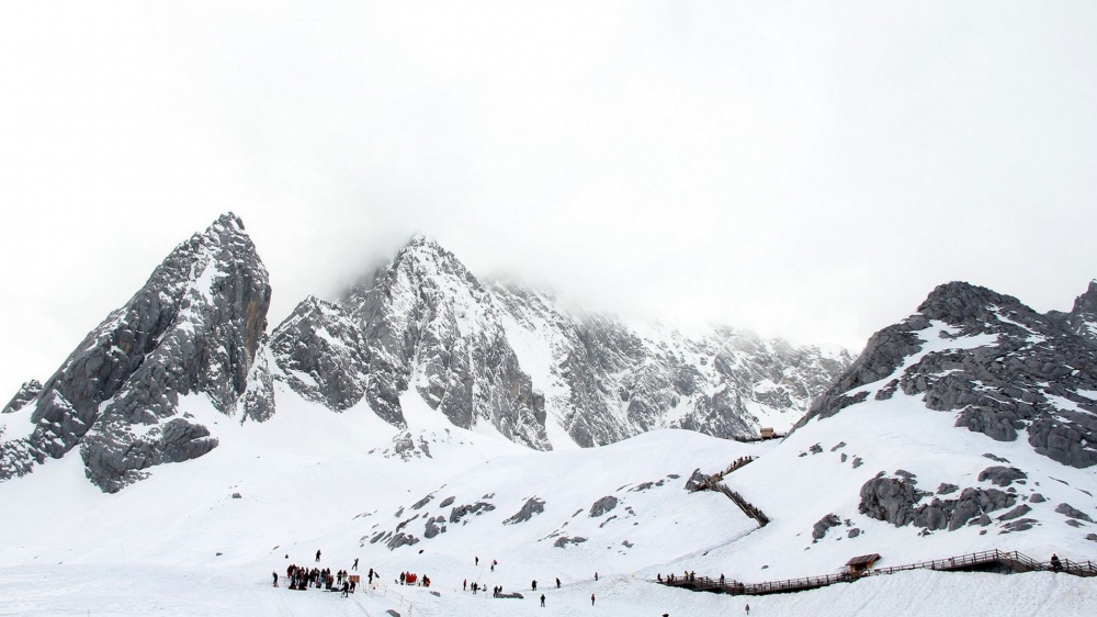 高山下的雪山风景唯美高清图片