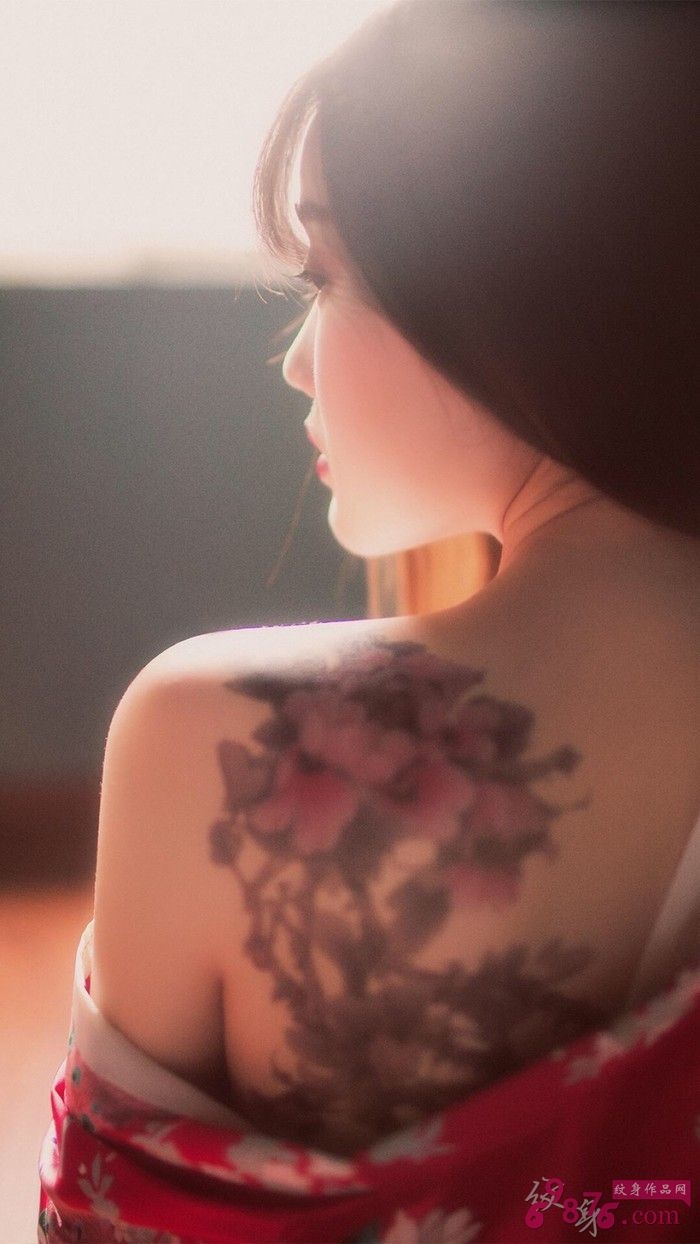 日本和服女生后背纹身图案