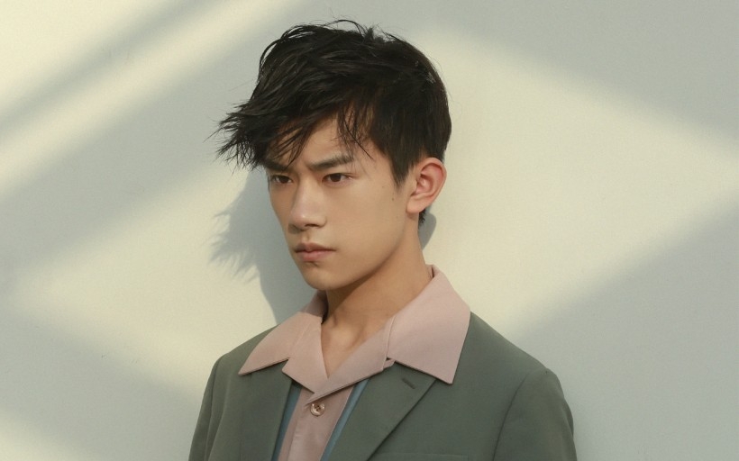 TFBOYS易烊千玺帅气桌面壁纸