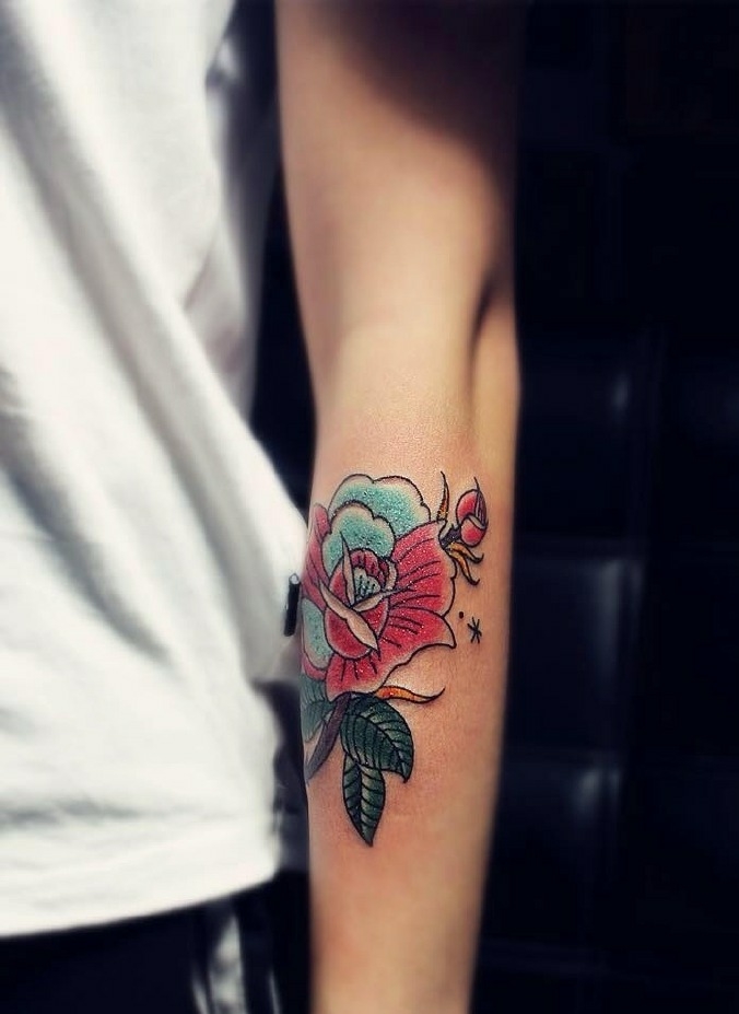 清晰靓丽的手臂彩色花朵纹身图案