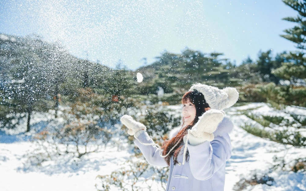 清新雪景唯美冬日美女写真电脑桌面壁纸