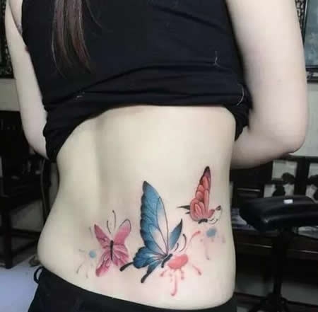 女性腰部美丽的蝴蝶纹身图案