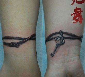 女孩子手臂钥匙手链纹身图片