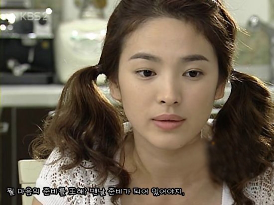 全智贤林允儿宋茜佐佐木希景甜 中日韩双辫子美女发型图片