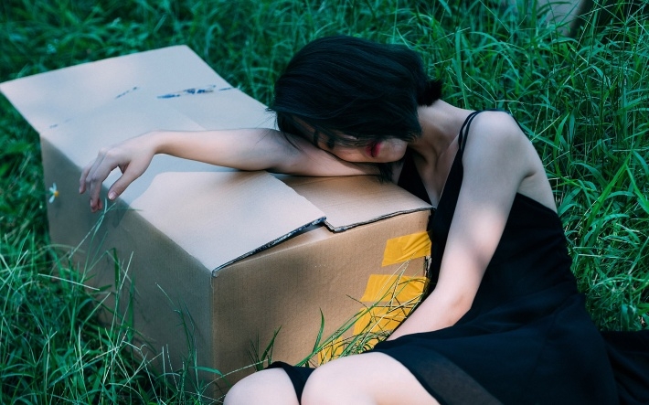 短发美女个性户外写真桌面壁纸