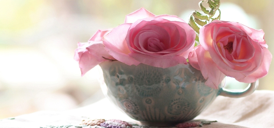 餐巾,杯子,粉色鲜花玫瑰桌面壁纸