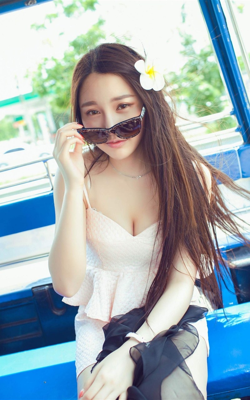 小清新热辣泳装清纯美女手机壁纸