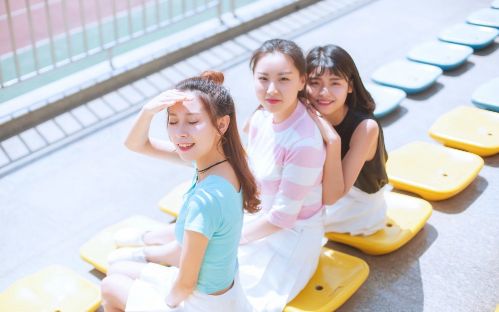 美女闺蜜小清新毕业照图片桌面壁纸1