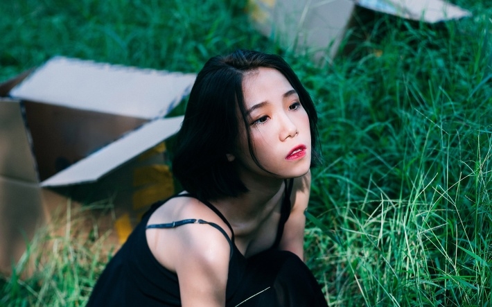 短发美女个性户外写真桌面壁纸