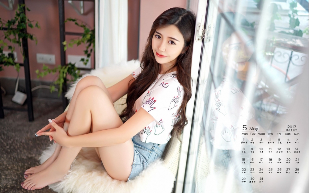 2017年5月青春水嫩性感美女居家写真日历壁纸