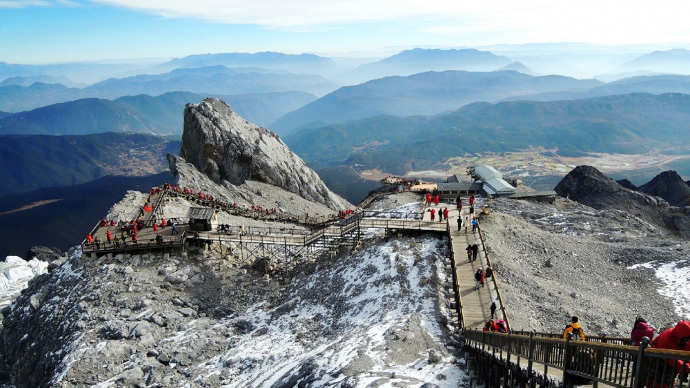 高山下的雪山风景唯美高清图片