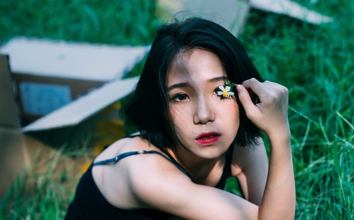 短发美女个性户外写真桌面壁纸